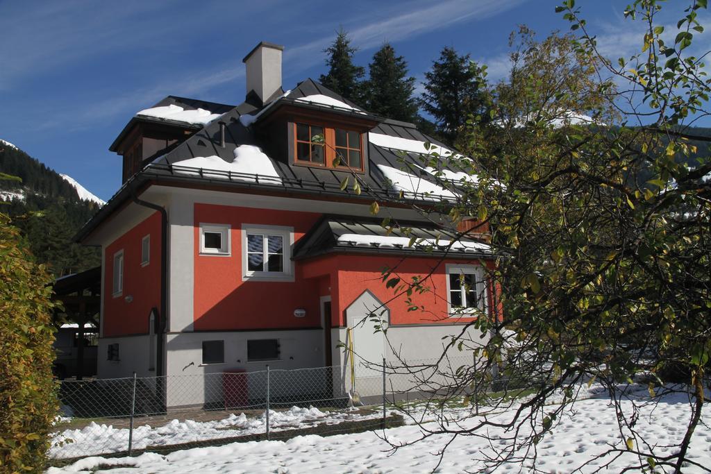 Villa Schnuck - Das Rote Ferienhaus Bad Gastein Exterior photo