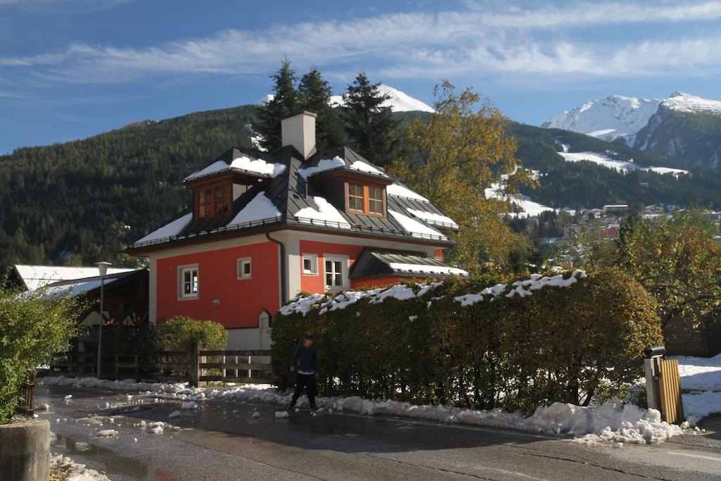 Villa Schnuck - Das Rote Ferienhaus Bad Gastein Exterior photo